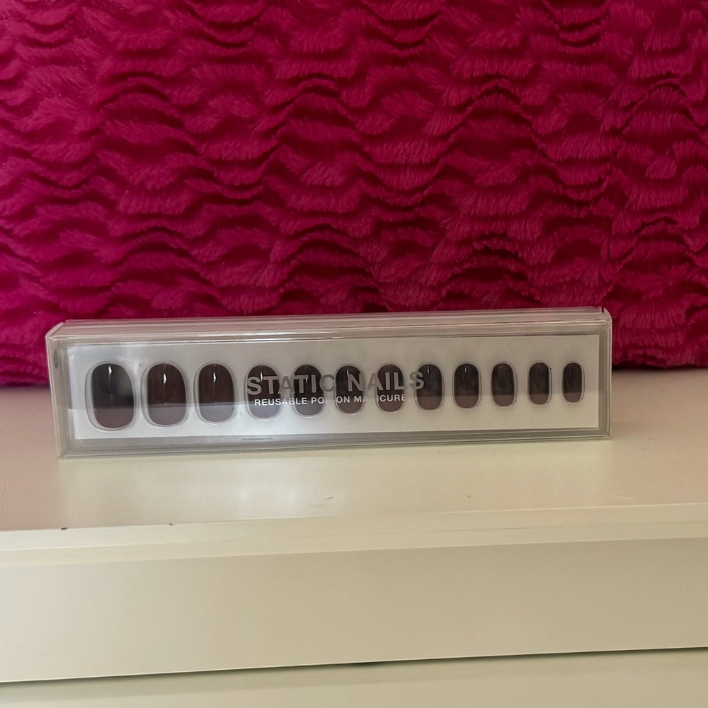Static Nails Black Press-On Manicure